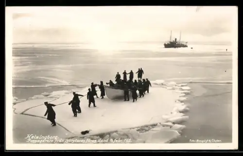 AK Helsingborg, Passagerare fran isbrytaren föras iland, 16 febr. 1922, Seenotrettung