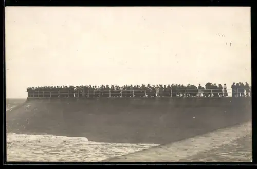 Foto-AK Middelkerke, Stormvloed, Menschen beim Unwetter