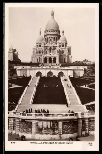 AK Paris, La Basilique du Sacré-Coeur, Frontalansicht mit Treppen