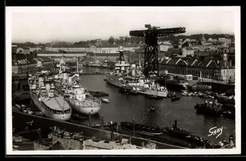 AK Brest, Le Port de Guerre, Le Cuirassé Lorraine sous la grande grue, à gauche Jeanne-d`Arc et Émile-Bertin