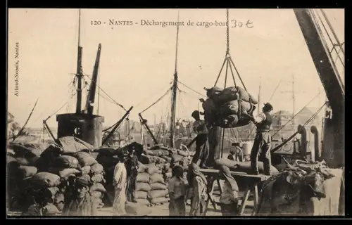 AK Nantes, Déchargement de cargo-boat, Hafen