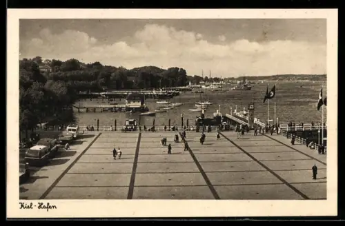 AK Kiel, Spaziergänger am Hafen