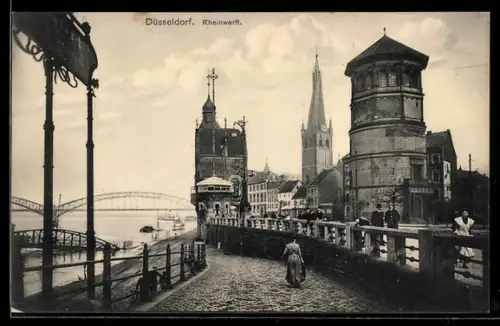 AK Düsseldorf, Rheinwerft, Panorama mit Uferpartie, Strasse, Brücke u. Türmen