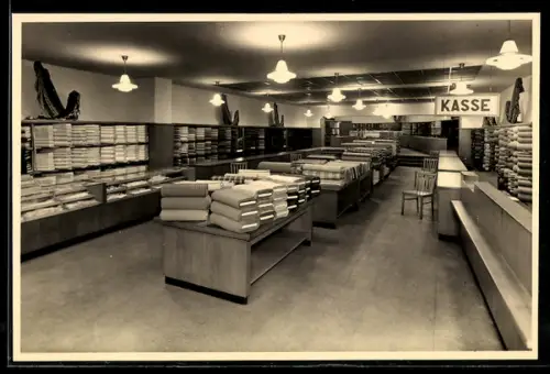 Foto-AK Krefeld, Krefelder Seidenhaus um 1950, Innenansicht mit Kasse