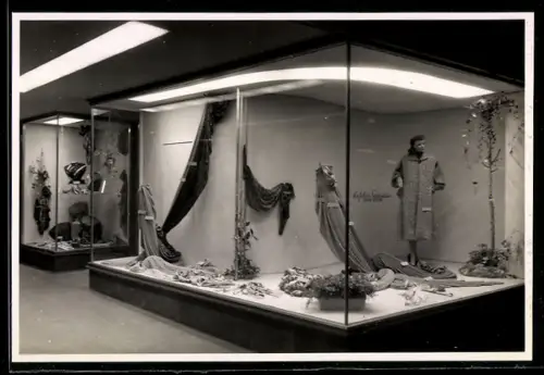 Foto-AK Krefeld, Krefelder Seidenhaus um 1950, Auslagen