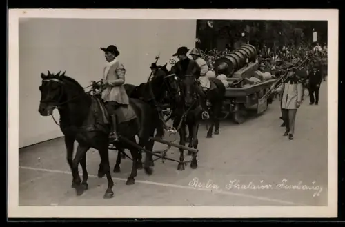 Foto-AK Berlin, Volksfest Stralauer Fischzug mit Festwagen, Männer mit Hellebarde