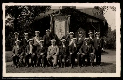 Foto-AK Berlin-Pankow, Verein der Kleingärtner Heinersdorf mit Flagge