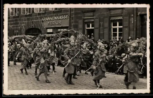 Foto-AK Fürth i. B., Kinderfest vor Krankenkasse Merkur