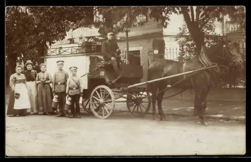AK Dresden, Pfund`s Molkerei-Kutsche mit Kindern in Uniform