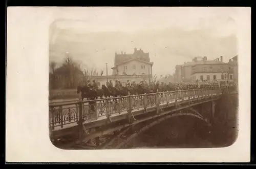 Foto-AK Augsburg, Kavallerie beim Überqueren der Wertachbrücke, Hettenbach-St.-Josef