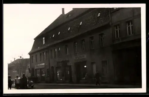 Foto-AK Bischofswerda, Strassenpartie mit Geschäft