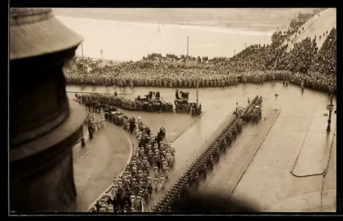 Foto-AK Dresden, Truppenaufmarsch der Artillerie, Augustusbrücke