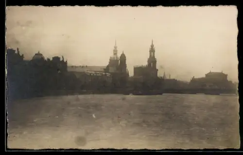 Foto-AK Dresden, Blick zur Hofkirche bei Hochwasser