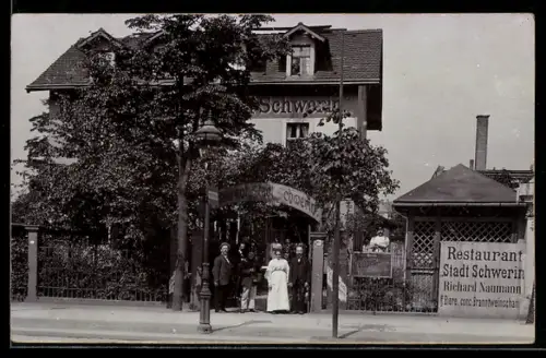 Foto-AK Dresden-Neustadt, Partie in der Königsbrückerstrasse 103 mit Restaurant Stadt Schwerin