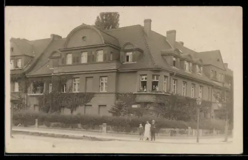 Foto-AK Erfurt, Genossenschaftsbau in der Aussenansicht mit Garten, 1925