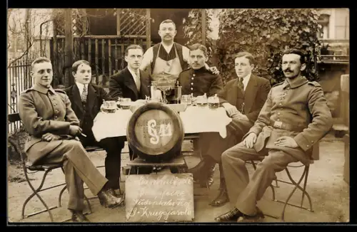 Foto-AK Dresden-Löbtau, Soldaten in Uniform im Gasthaus Weidentaler Hof in der Weichentaler Str. 51, 1916