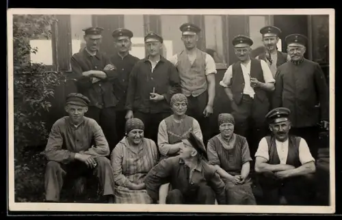 Foto-AK Dresden-Mickten, Personal vom Strassenbahndepot, teilweise in Uniform