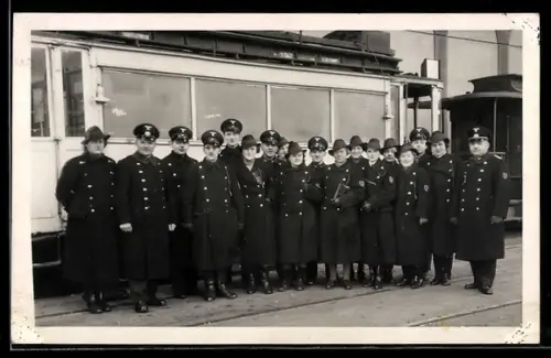 AK Dresden-Mickten, Personal vom Strassenbahndepot in Uniform