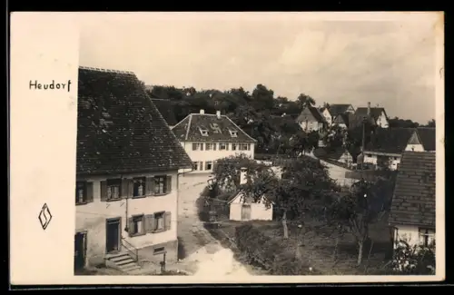 Foto-AK Heudorf /Messkirch, Teilansicht mit  auf einem Dach