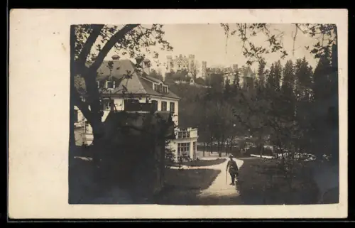 Foto-AK Schleissheim, Gartenpartie vor einer Villa mit Schloss im Hintergrund