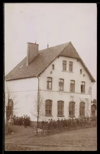 Foto-AK Valbert /Meinerzhagen, Schule Pütthof mit Kindern