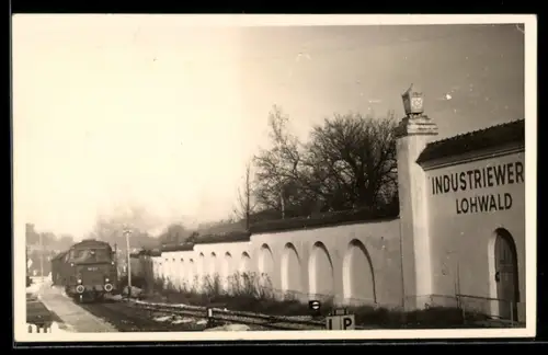 Foto-AK Augsburg, Industriewerk Lohwald mit Zug
