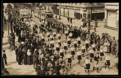 Foto-AK Dresden, Turnfestmarsch mit Strassenbahn, Altmarkt Ecke Schössergasse