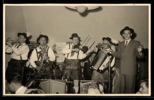 Foto-AK Musiker mit Akkordeon, Violine und Saxophon