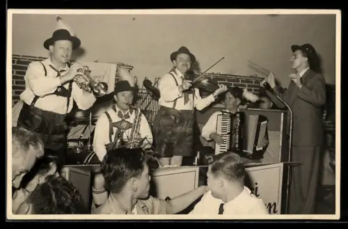 Foto-AK Musiker mit Akkordeon, Violine und Trompete