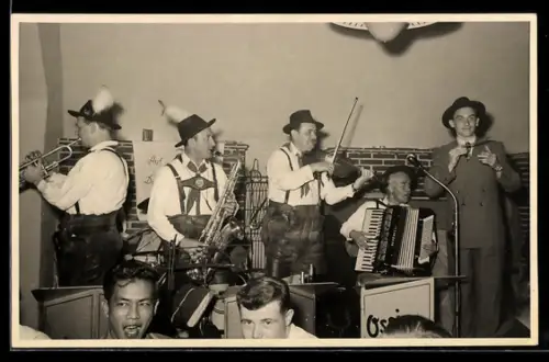 AK Musiker mit Akkordeon, Trompete und Saxophon