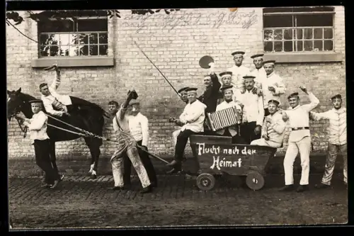 Foto-AK Soldaten in einer Kutsche mit Akkordeon