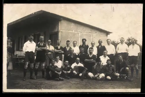Foto-AK Männergruppe vor einem Haus mit Akkordeon