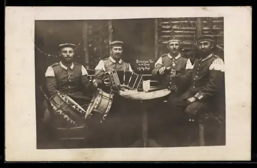 Foto-AK Soldaten mit Akkordeon, Die lustigen Vier der 10. Komp. 6. Inf. Regt.