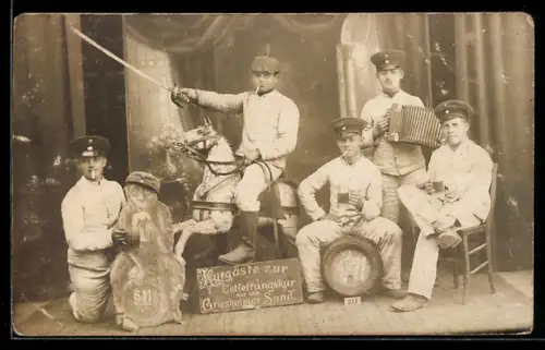 Foto-AK Soldaten mit Pappaufsteller, Akkordeon, Säbel und Schaukelpferd