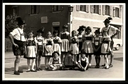 Foto-AK Menschen in Tracht mit Akkordeon