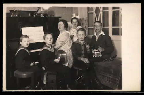 Foto-AK Familie beim Klavier mit Trommel