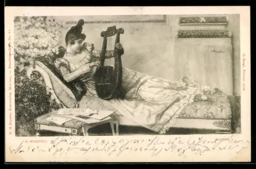 AK Hübsche Frau mit Harfe liegt auf einem Bett