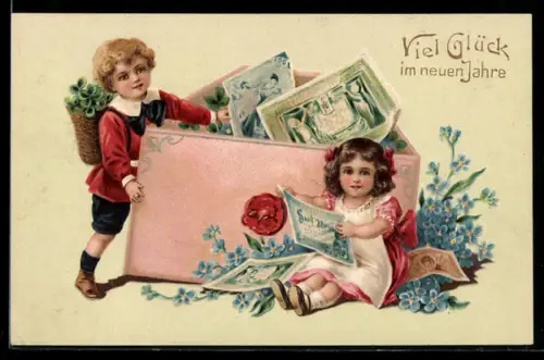 Präge-AK Kinder mit Brieftasche und grossen Geldscheinen, Vergissmeinnicht und Korb voller Klee
