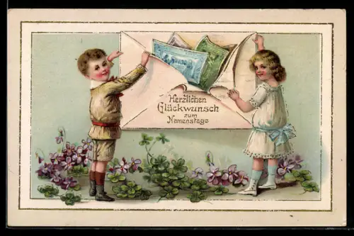 AK Kinder öffnen Brief mit Geldscheinen, Kleeblätter auf dem Boden