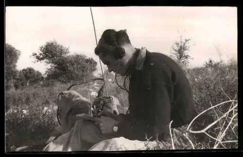 Foto-AK Funker mit Kopfhörern und Radio