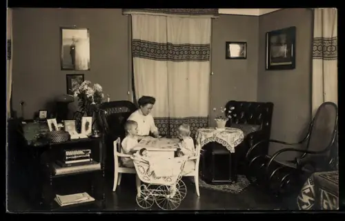 Foto-AK Mutter mit zwei Kindern und Kinderwagen