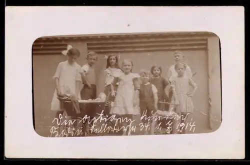 Foto-AK Kindergruppe mit Kinderwagen