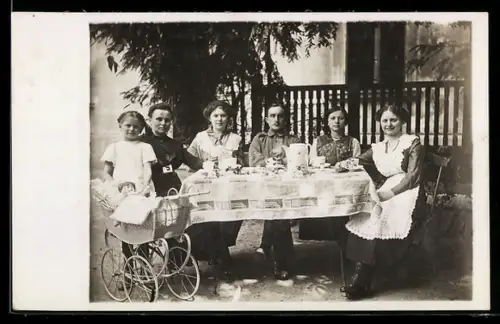 Foto-AK Familie am Tisch mit Kinderwagen