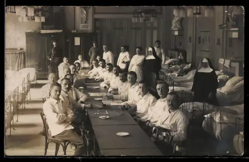 Foto-AK Männer im Krankenhaus beim Dominospiel