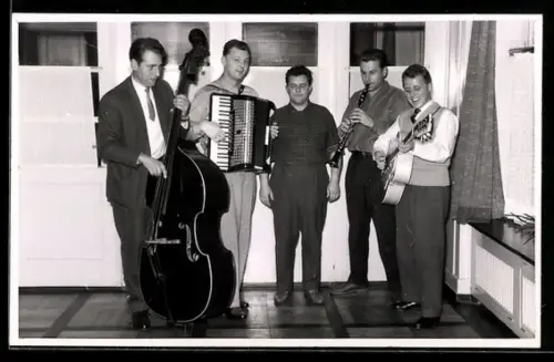 Foto-AK Musiker mit Akkordeon, Kontrabass und Gitarre