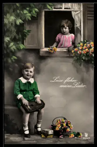AK Junge mit Zither sitzt auf Bank unterhalb von Fenster, kleines Mädchen mit Blumenstrauss