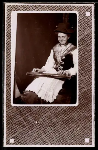 Foto-AK Frau in Tracht mit Zither