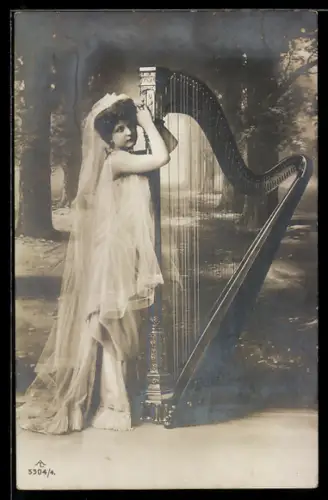 AK Junge Frau im Kleid an einer Harfe