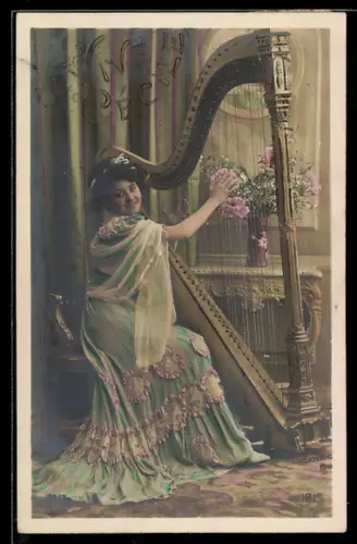 AK Junge Frau im Kleid spielt auf einer Harfe