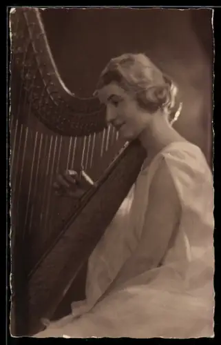 Foto-AK Junge Frau im hellen Kleid spielt auf einer Harfe